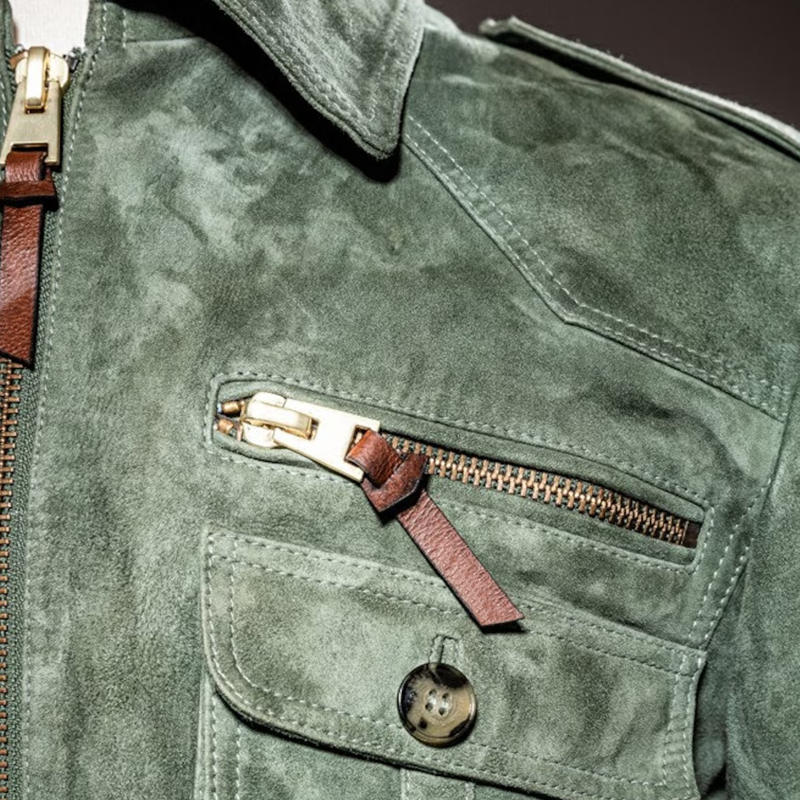 Retro-Wildlederjacke für Herren mit Revers, Reißverschluss und Brusttasche | Colosy