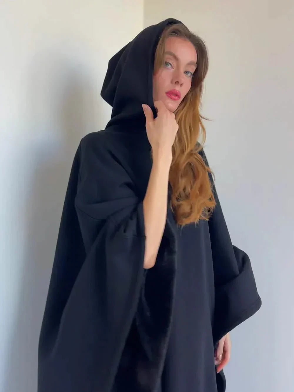 FleeceGuard™ – Ultrazachte thermische cape met capuchon voor weldadige warmte